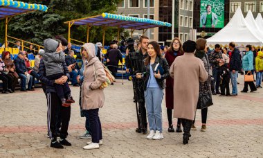 Petropavlovsk, Kazakistan - 30 Ağustos 2019: Kazakistan Anayasa Günü' nü kutlar. Ulusal kostümlü insanlar, tatil şenlikleri.