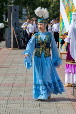 Petropavlovsk, Kazakistan - 17 Ağustos 2019: Petropavlovsk, şehir sokaklarında ulusal kostümler içinde bir yürüyüş. Danslar, şarkılar, halk gelenekleri. Gün tatili, binicilik sütü tatili, içki.