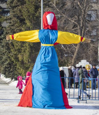 Petropavlovsk, Kazakistan - 10 Mart 2019: Yakmak için büyük bebek. Shrovetide veya Shrovetide pagan zamanlarına kadar uzanan bir Slav tatili.