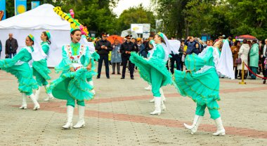 Petropavlovsk, Kazakistan - 30 Ağustos 2019: Kazakistan Anayasa Günü' nü kutlar. Ulusal kostümlü insanlar, tatil şenlikleri.
