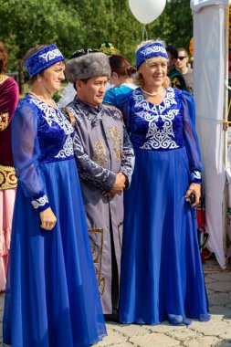 Petropavlovsk, Kazakistan - 17 Ağustos 2019: Petropavlovsk, şehir sokaklarında ulusal kostümler içinde bir yürüyüş. Danslar, şarkılar, halk gelenekleri. Gün tatili, binicilik sütü tatili, içki.