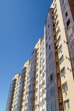 Petropavlovsk, Kazakistan - 24 Ağustos 2019: Şehirde yüksek katlı binalar, yaz sokak. Açık güneşli bir gün.