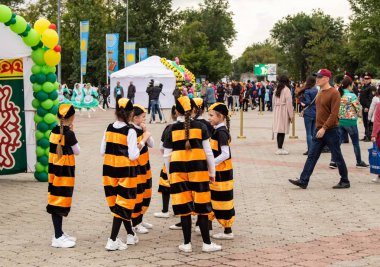 Petropavlovsk, Kazakistan - 30 Ağustos 2019: Kazakistan Anayasa Günü' nü kutlar. Ulusal kostümlü insanlar, tatil şenlikleri.