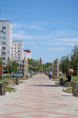 Petropavlovsk, Kazakistan - 24 Ağustos 2019: Şehirde yüksek katlı binalar, yaz sokak. Açık güneşli bir gün.