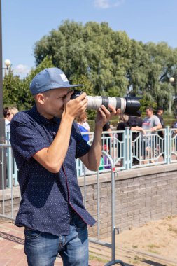 Lipetsk, Rusya - 20 Temmuz 2019: Bir şehir caddesinde sıcak bir yaz gününde kameralı bir adam.