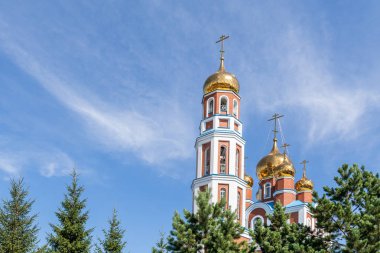 Petropavlovsk, Kazakistan - 20 Ağustos 2019: Gökyüzüne karşı altın kubbeli Ortodoks kilisesi. Doğa, yeşil ağaçlar, manzara.