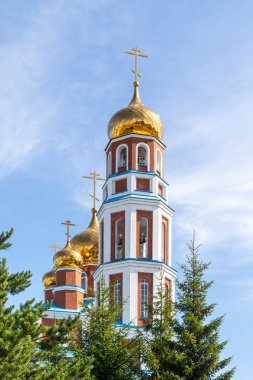 Petropavlovsk, Kazakistan - 20 Ağustos 2019: Gökyüzüne karşı altın kubbeli Ortodoks kilisesi. Doğa, yeşil ağaçlar, manzara.