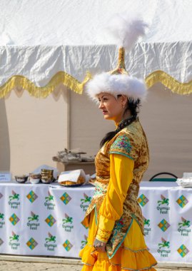 Petropavlovsk, Kazakistan - 17 Ağustos 2019: Petropavlovsk, şehir sokaklarında ulusal kostümler içinde bir yürüyüş. Danslar, şarkılar, halk gelenekleri. Gün tatili, binicilik sütü tatili, içki.