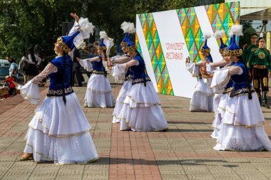Petropavlovsk, Kazakistan - 17 Ağustos 2019: Petropavlovsk, şehir sokaklarında ulusal kostümler içinde bir yürüyüş. Danslar, şarkılar, halk gelenekleri. Gün tatili, binicilik sütü tatili, içki.