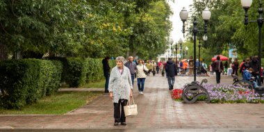 Petropavlovsk, Kazakistan - 30 Ağustos 2019: Kazakistan Anayasa Günü' nü kutlar. Ulusal kostümlü insanlar, tatil şenlikleri.