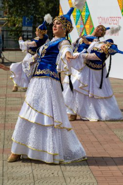 Petropavlovsk, Kazakistan - 17 Ağustos 2019: Petropavlovsk, şehir sokaklarında ulusal kostümler içinde bir yürüyüş. Danslar, şarkılar, halk gelenekleri. Gün tatili, binicilik sütü tatili, içki.