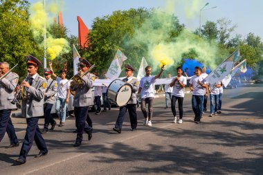 Petropavlovsk, Kazakistan - 17 Ağustos 2019: Askeri bando tatilde. Gün tatili, binicilik sütü tatili, içki.