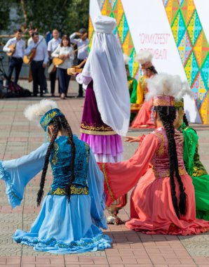 Petropavlovsk, Kazakistan - 17 Ağustos 2019: Petropavlovsk, şehir sokaklarında ulusal kostümler içinde bir yürüyüş. Danslar, şarkılar, halk gelenekleri. Gün tatili, binicilik sütü tatili, içki.