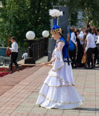 Petropavlovsk, Kazakistan - 17 Ağustos 2019: Petropavlovsk, şehir sokaklarında ulusal kostümler içinde bir yürüyüş. Danslar, şarkılar, halk gelenekleri. Gün tatili, binicilik sütü tatili, içki.