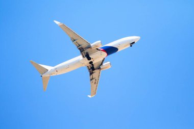 Antalya, Türkiye - 13 Temmuz 2019: Mavi gökyüzü nerelerinde yolcu uçağı.