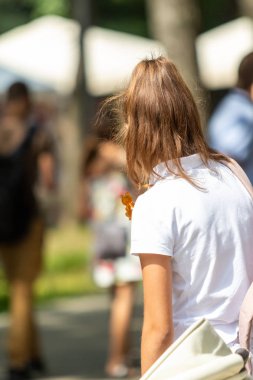 Lipetsk, Rusya - 20 Temmuz 2019: Genç kızlar bir yaz gününde parkta oynuyor.