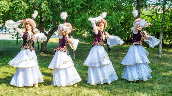 Petropavlovsk Kazajstán Agosto 2019 Niñas Ropa Nacional Kazaja Con Sombreros — Foto de Stock