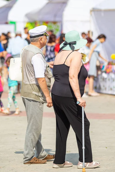 Petropavlovsk Kazachstan Augustus 2019 Ouders Van Kinderen Lopen Klederdracht Langs — Stockfoto