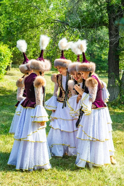 Petropavlovsk Cazaquistão Agosto 2019 Meninas Roupas Nacionais Cazaques Chapéus Dia — Fotografia de Stock