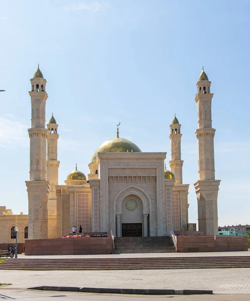 哈萨克斯坦彼得罗巴甫洛夫斯克 2019年8月20日 城市天空中的大型穆斯林清真寺 — 图库照片