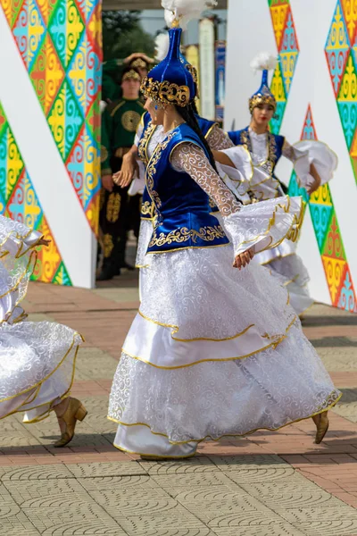 哈萨克斯坦彼得罗巴甫洛夫斯克 2019年8月17日 彼得罗巴甫洛夫斯克 身着民族服装穿过城市街道 舞蹈和歌曲 节日的马术牛奶 — 图库照片