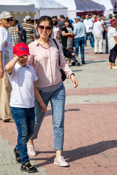 Petropavlovsk Cazaquistão Agosto 2019 Pais Crianças Caminham Trajes Nacionais Pelas — Fotografia de Stock