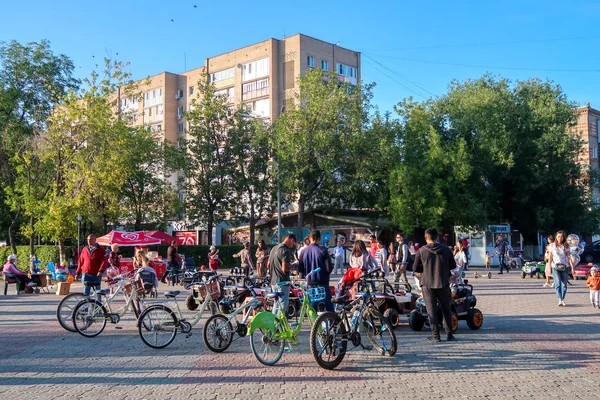Petropavlovsk Kazachstan Augustus 2019 Kinderpark Stad Ouders Met Kinderen Lopen — Stockfoto