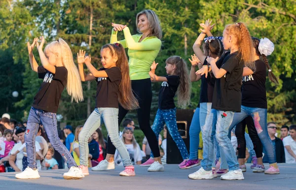 Petropavlovsk Kazakstan Augusti 2019 Barn Och Föräldrar Dansar Stadspark Kvälls — Stockfoto