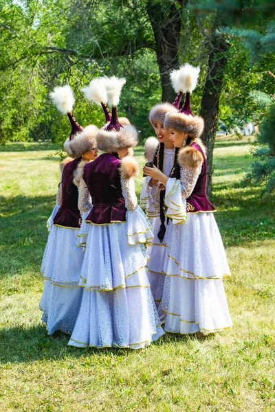 Pietropawłowsk Kazachstan Sierpnia 2019 Dziewczęta Narodowych Kazachskich Ubraniach Kapelusze Letni — Zdjęcie stockowe