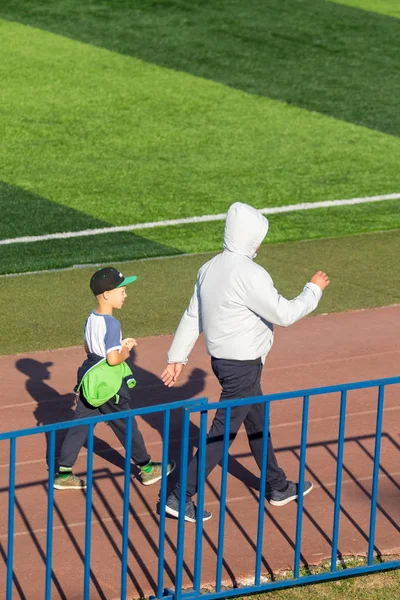 哈萨克斯坦彼得罗巴甫洛夫斯克 2019年8月24日 人们早上在体育场周围奔跑 夏天天气晴朗 — 图库照片