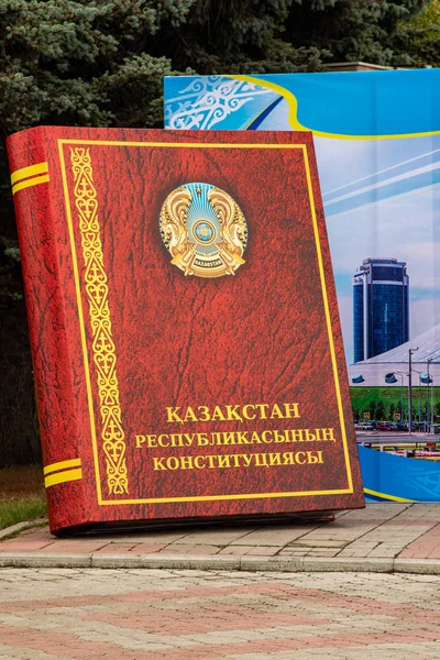 Petropavlovsk, Kazakistan - 30 Ağustos 2019: Kazakistan Anayasa Günü' nü kutlar. Ulusal kostümlü insanlar, tatil şenlikleri.