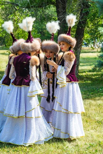 ペトロパブロフスク カザフスタン 2019年8月17日 帽子をかぶったカザフスタンの国民服を着た女の子 夏の日 木の緑の草 — ストック写真