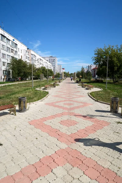 哈萨克斯坦彼得罗巴甫洛夫斯克 2019年8月24日 城市中的高层建筑 夏季街道 晴朗的晴天 — 图库照片