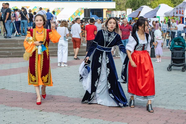 Petropavlovsk Kazajstán Agosto 2019 Los Padres Niños Caminan Trajes Nacionales — Foto de Stock