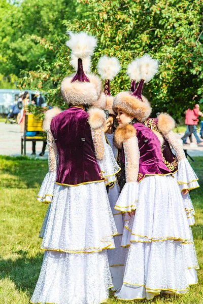 Petropavlovsk Cazaquistão Agosto 2019 Meninas Roupas Nacionais Cazaques Chapéus Dia — Fotografia de Stock