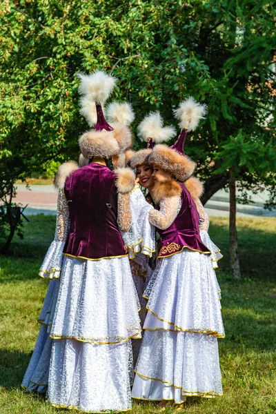 Petropavlovsk Kazakistan Ağustos 2019 Şapkalı Ulusal Kazak Kıyafetleri Giyen Kızlar — Stok fotoğraf