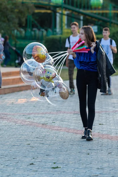哈萨克斯坦彼得罗巴甫洛夫斯克 2019年8月23日 父母的孩子在城市公园散步 年轻人参加大众节 — 图库照片