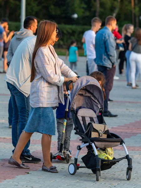Petropavlovsk Cazaquistão Agosto 2019 Pais Crianças Caminham Noite Parque Cidade — Fotografia de Stock