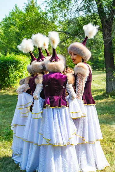 Petropavlovsk Cazaquistão Agosto 2019 Meninas Roupas Nacionais Cazaques Chapéus Dia — Fotografia de Stock