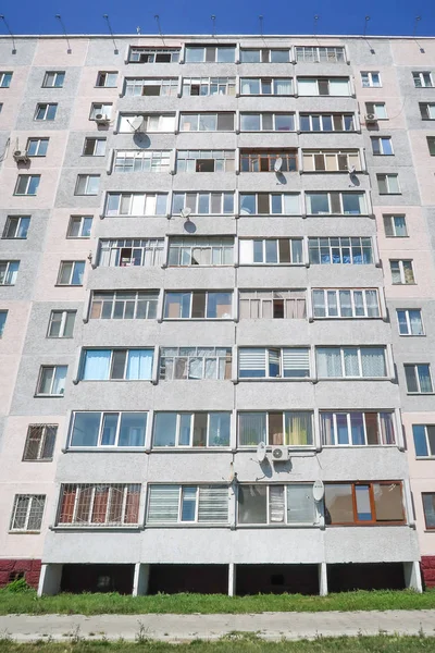 Pietropawłowsk Kazachstan Sierpnia 2019 Wieżowce Mieście Letnia Ulica Jasny Słoneczny — Zdjęcie stockowe