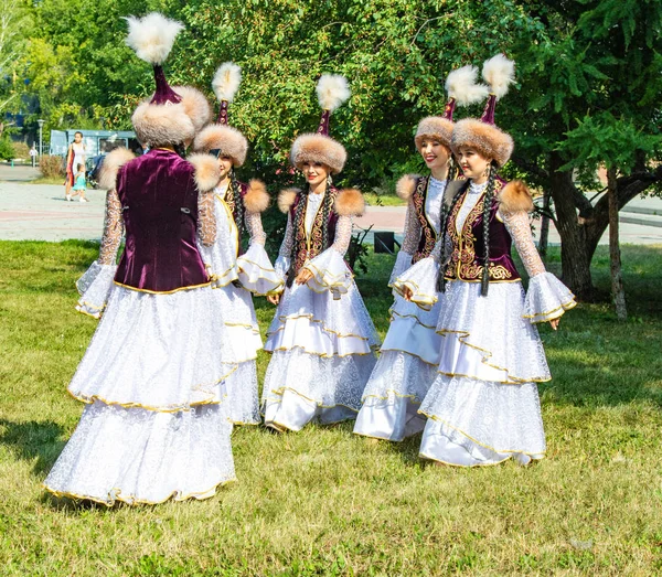 哈萨克斯坦彼得罗巴甫洛夫斯克 2019年8月17日 身着哈萨克民族服装的身着帽子的女孩 绿草树 — 图库照片