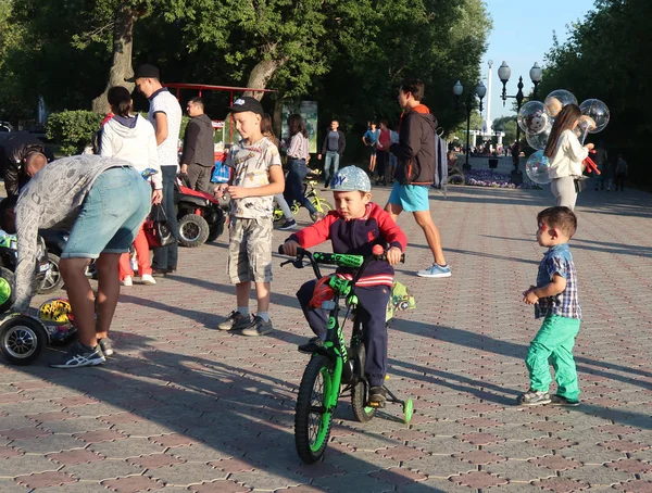 Pietropawłowsk Kazachstan Sierpnia 2019 Park Dziecięcy Mieście Rodzice Dziećmi Chodzą — Zdjęcie stockowe