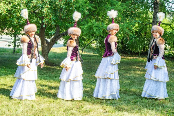 Petropavlovsk Kazachstan Augustus 2019 Meisjes Nationale Kazachse Kleren Hoeden Zomerdag — Stockfoto