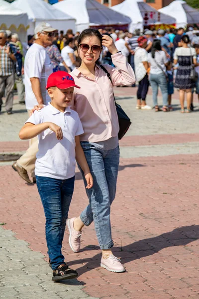 Pietropawłowsk Kazachstan Sierpnia 2019 Rodzice Dzieci Chodzą Strojach Narodowych Wzdłuż — Zdjęcie stockowe