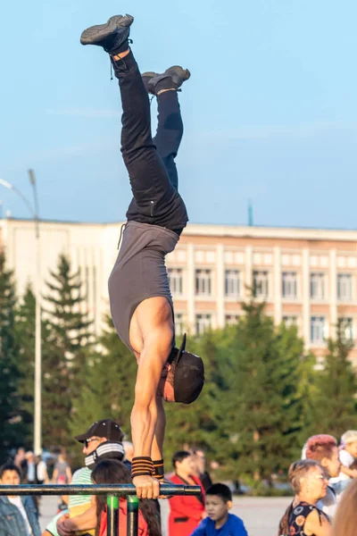 Pietropawłowsk Kazachstan Sierpnia 2019 Młodzi Faceci Zaangażowani Poziomym Barze Parku — Zdjęcie stockowe