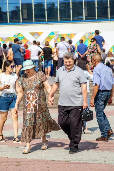 Petropavlovsk, Kazakistan - 17 Ağustos 2019: Çocukların aileleri şehrin sokaklarında ulusal kostümler içinde yürüyor. Gün tatili, binicilik sütü tatili, içki.