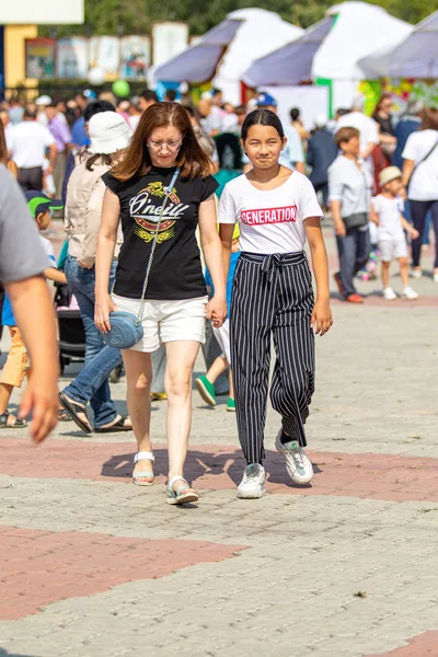 Petropavlovsk Kazajstán Agosto 2019 Los Padres Niños Caminan Trajes Nacionales —  Fotos de Stock
