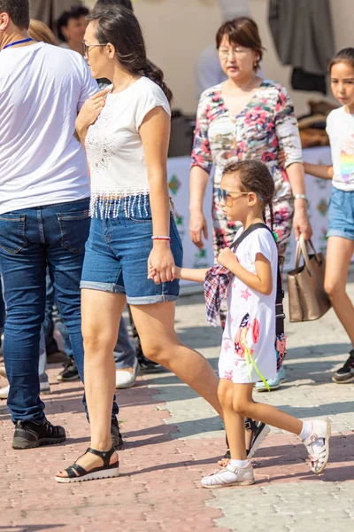 Petropavlovsk Cazaquistão Agosto 2019 Pais Crianças Caminham Trajes Nacionais Pelas — Fotografia de Stock