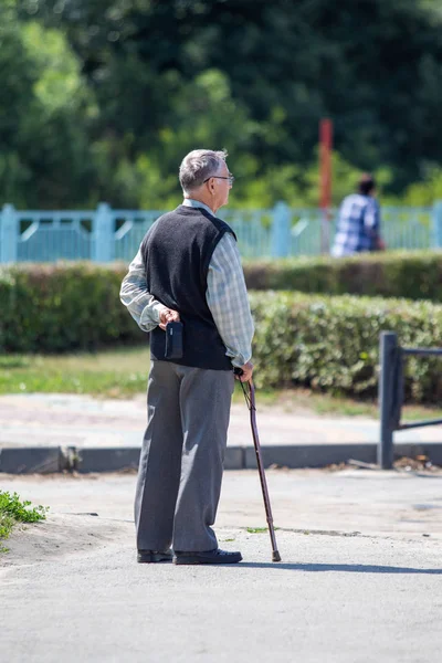 Lipetsk Rusland Juli 2019 Een Bejaarde Man Het Strand Zomer — Stockfoto