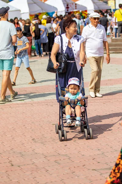 Petropavlovsk Kazajstán Agosto 2019 Los Padres Niños Caminan Trajes Nacionales —  Fotos de Stock